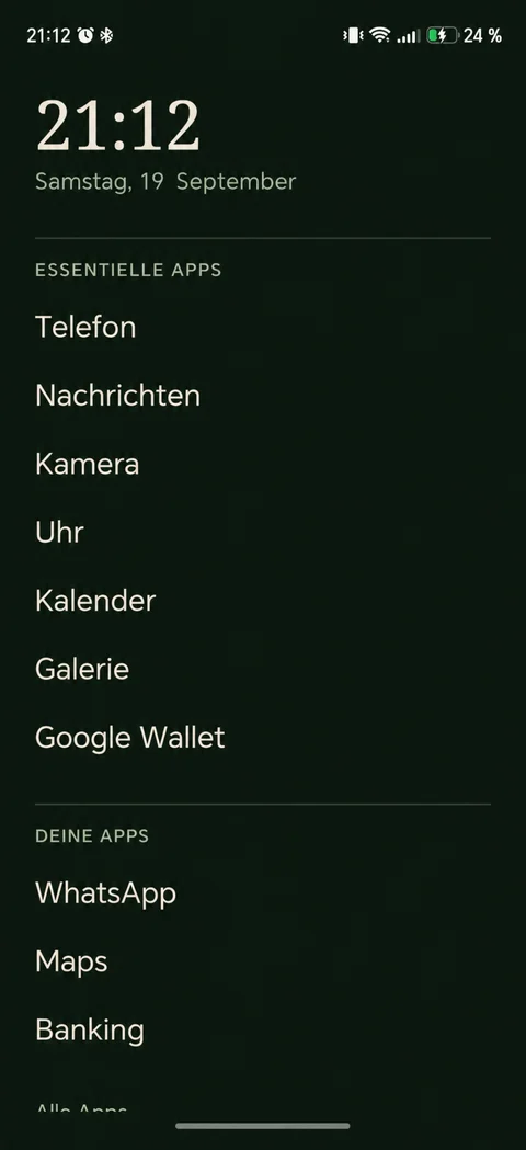 Clear Home in Forest mit essentiellen Apps und drei ausgewählten Apps: WhatsApp, Maps und Banking